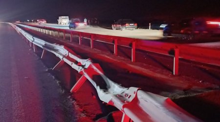Goranboyda avtomobil yol kənarındakı maneəyə çırpıldı - FOTO