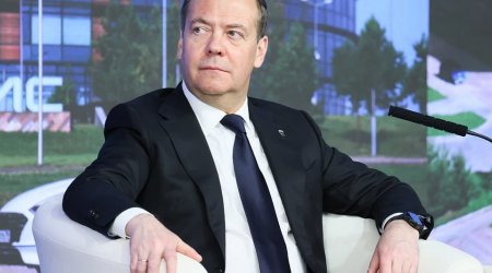 Medvedev: “Tramp yenə də sevimli yelləncəklərində yellənir”