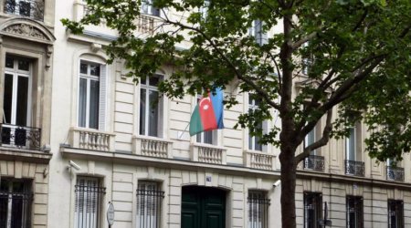 Paris məhkəməsi səfirliyimizə hücum edən erməninin cəzasını SƏRTLƏŞDİRDİ
