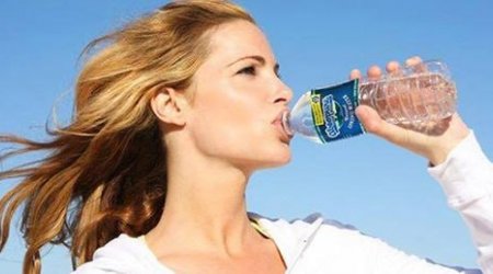 Mineral su, limonad, yoxsa çay? - İsti havada susuzluğu yatırmaq üçün ən yaxşı içkilər