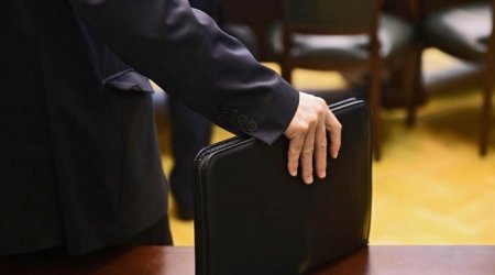 Xidməti kabinetində nalayiq hərəkətlərə yol verən şöbə müdiri İŞDƏN ÇIXARILDI