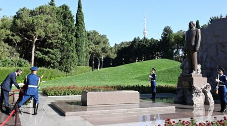 Suriyanın keçid dövrü Prezidenti Ulu Öndərin məzarını ziyarət etdi
