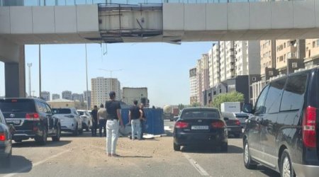 Bakıda dəhşət: Yük avtomobili piyada körpüsünə çırpıldı: Yaralı var - FOTO