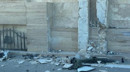 Bakıda avtomobil yol kənarındakı beton hasara çırpıldı - FOTO