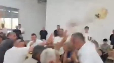 Azərbaycanlı deputat seçiciyə çaynik atdı - VİDEO