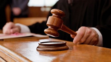 Qohumuna beş bıçaq zərbəsi vuran şəxs məhkəmə zalından AZADLIĞA ÇIXDI