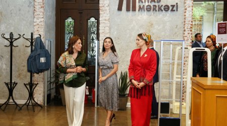 Qurbanqulu Berdiməhəmmədovun qızı Bakı Kitab Mərkəzində olub - FOTO
