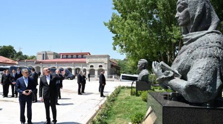 Liderlər Natəvan, Bülbül və Üzeyir Hacıbəylinin güllələnmiş heykəllərinə baxıb – FOTO