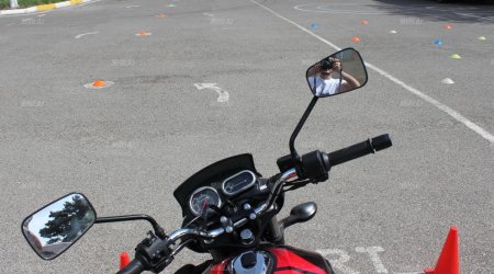 Öküz motosiklet sürən qadına hücum etdi – ANBAAN VİDEO