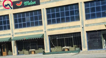 Bakıda restoranın reklam lövhəsi uçdu - Üzlük daşları yola dağıldı