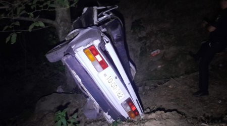 Lənkəranda avtomobil dərəyə aşdı - 3 nəfər xəsarət aldı - FOTO