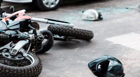 Bakıda motosikletçi qırmızı işıqdan keçərək qəza törətdi