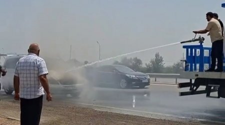 Yolda alışan “Mercedes”i su maşını söndürdü - VİDEO