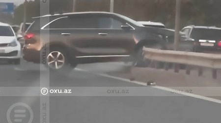 Bakıda lüks avtomobil taksi ilə TOQQUŞDU: Nəqliyyatın hərəkəti çətinləşdi - VİDEO