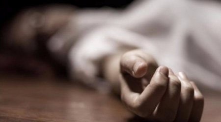 10 il anasının meyiti ilə bir evdə yaşadı