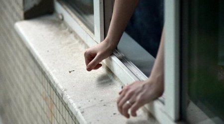 18 yaşlı qız 4-cü mərtəbədən yıxıldı