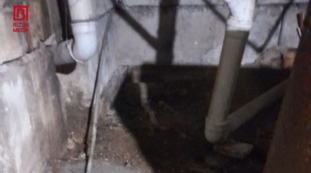 Yaşayış binasının zirzəmisindəki boru PARTLAYIB – Sakinlər üfunətdən evdə OTURA bilmirlər - FOTO
