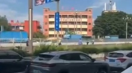 Partlayıcı qurğu maketi daşıyan kişi ZƏRƏRSİZLƏŞDİRİLDİ - VİDEO