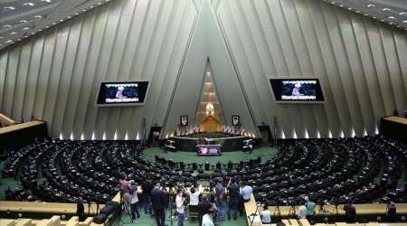 İran parlamentində telefondan istifadə qadağan edildi
