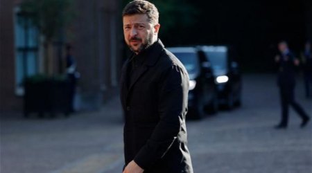 Zelenski arvadının xahişi ilə hərbi geyimdən kostyuma keçdi