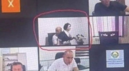 Onlayn iclasda katibəni qucaqlayan məmur işdən qovuldu - FOTO