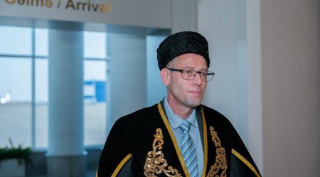 İsrailin yeni səfiri Azərbaycana milli geyimdə gəldi - VİDEO