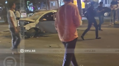 Bakıda ağır QƏZA: "Volkswagen" iki piyadanı vurdu, işıq dirəyinə ÇIRPILDI - VİDEO