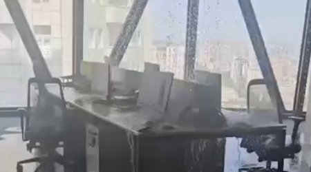 Dövlət qurumunun yeni binasında ofisi su basdı – VİDEO