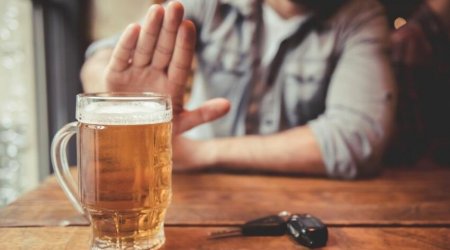 Bakıda kafedə İNSİDENT – Barmağını pivə bakalına salan qadını DÖYDÜ