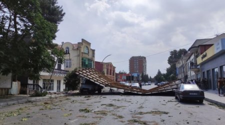 Külək dam örtüyünü avtomobillərin üzərinə aşırdı - FOTO