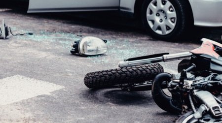 Avtomobil motosikletlə toqquşdu - ÖLƏN VAR