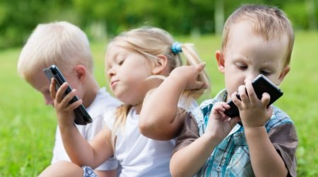 “Telefon və planşet körpələrdə ciddi xəstəliklərə yol açır” - Pediatrdan XƏBƏRDARLIQ
