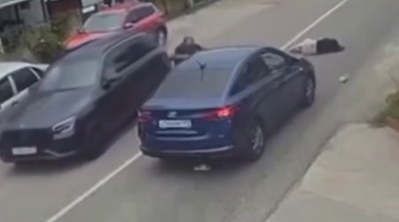 Maşın vuran arvadını “yaddan çıxarıb” sürücüyə hücum çəkdi – VİDEO