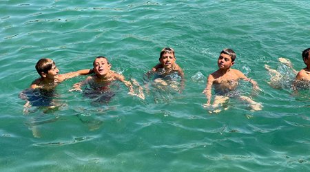 Bu göldə çiməndə saç rəngləri dəyişir - FOTO