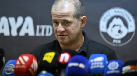 Elmar Baxşıyev “Araz-Naxçıvan”ın sabahkı oyunundan danışdı