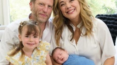 Məşhur aktrisa 49 yaşında ana oldu – FOTO