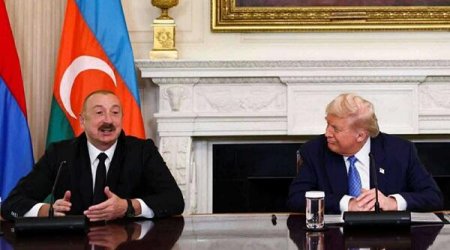 Tramp İlham Əliyevə papaq hədiyyə etdi - Video