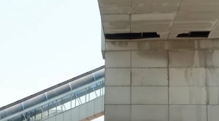 Sabunçuda piyada keçidinin qopan panelləri təhlükə yaradır - VİDEO