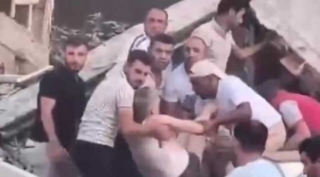 Türkiyədə sakinlərin dağıntılar altından çıxarılması anı - VİDEO