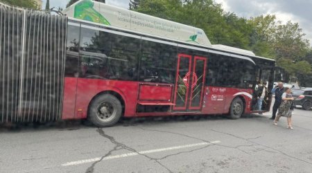"28 May" metrostansiyasının yaxınlığında "BakuBus"un 2 avtobusu toqquşdu - VİDEO