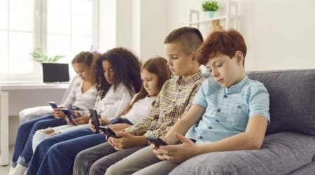 Valideynlərə TÖVSİYƏ – Azyaşlıların bu müddətdən artıq telefonla oynamasına İCAZƏ VERMƏYİN!