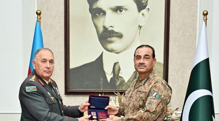 Pakistanın Quru Qoşunları komandanına Azərbaycanın hərbi medalı təqdim edildi - FOTO