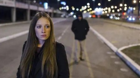 Böyük Britaniyada gənc qadınlara qarşı hədələr artır