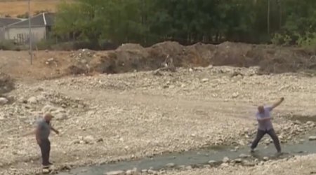 4 aydır ki, qarşıya çayın içindən keçib gedirlər - Video