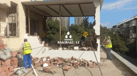Yasamalda binaya qanunsuz artırılan eyvan söküldü - Fotolar