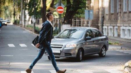 Avtomobil yoluna qəfil çıxan piyadalar XƏBƏRDARLIQ
