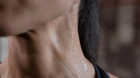 Əgər təriniz ağ iz buraxırsa, deməli... - bu qidalardan yeyin