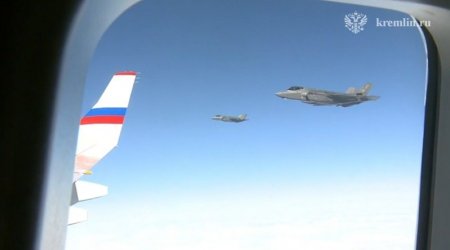 F-22 qırıcıları Putinin təyyarəsini müşayiət etdi – VİDEO