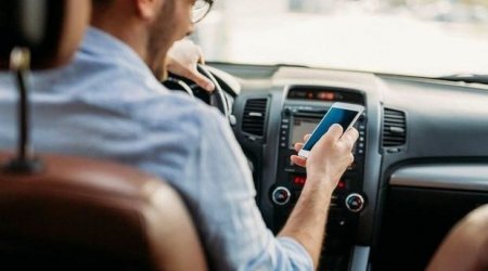 Sükan arxasında telefonla oynayan sürücülərə XƏBƏRDARLIQ