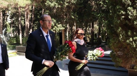 İsrailin Azərbaycandakı yeni səfiri Fəxri və Şəhidlər xiyabanlarını ZİYARƏT ETDİ - FOTO